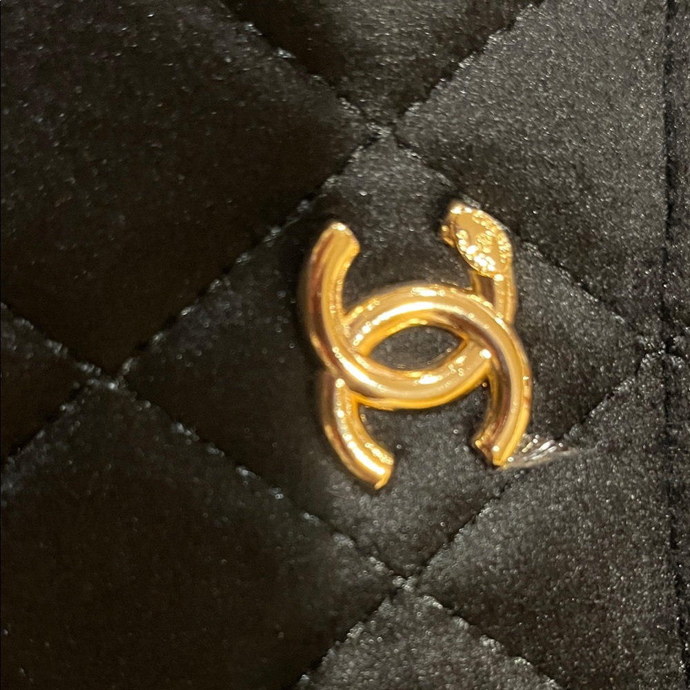 CHANEL makeup Black Quilted Velvet Zip Wallet with Gold CC. New with box - Picture 2 of 7